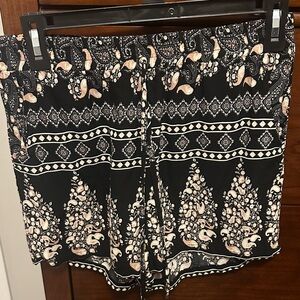 Elegant Black and White Paisley Women's Shorts